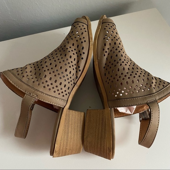 Lucky Brand UG-Bardolph Taupe Sandal - Picture 6 of 14